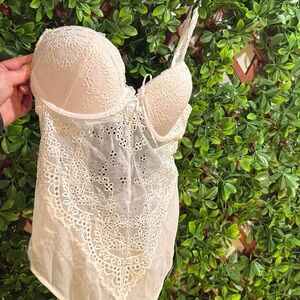 La Vie en Rose Elegant White Lace Bodysuit size M
